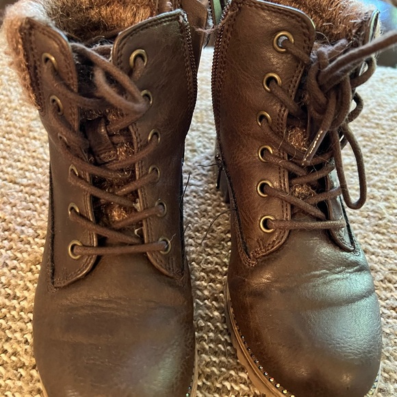 Girls boots like new - Picture 2 of 3